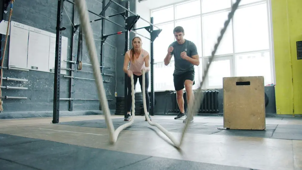 Dinamikus edzés a Lumavique House Fitnessben